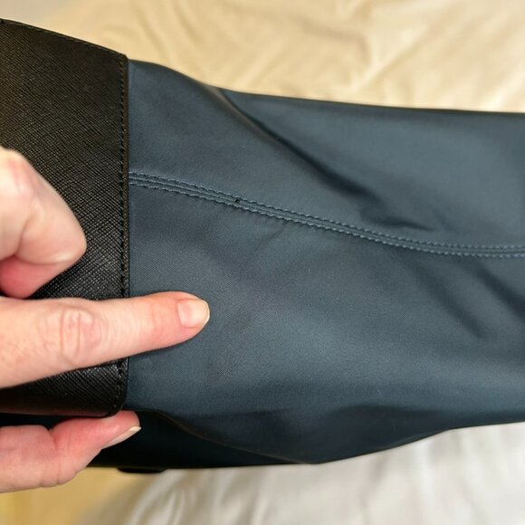 NWT Michael Kors Eva Large Nylon Tote & Strap Bag Dark Navy Blue + White Dustbag - Picture 15 of 16